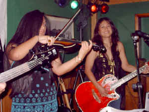 perrys-onstage-2.jpg (127916 bytes)